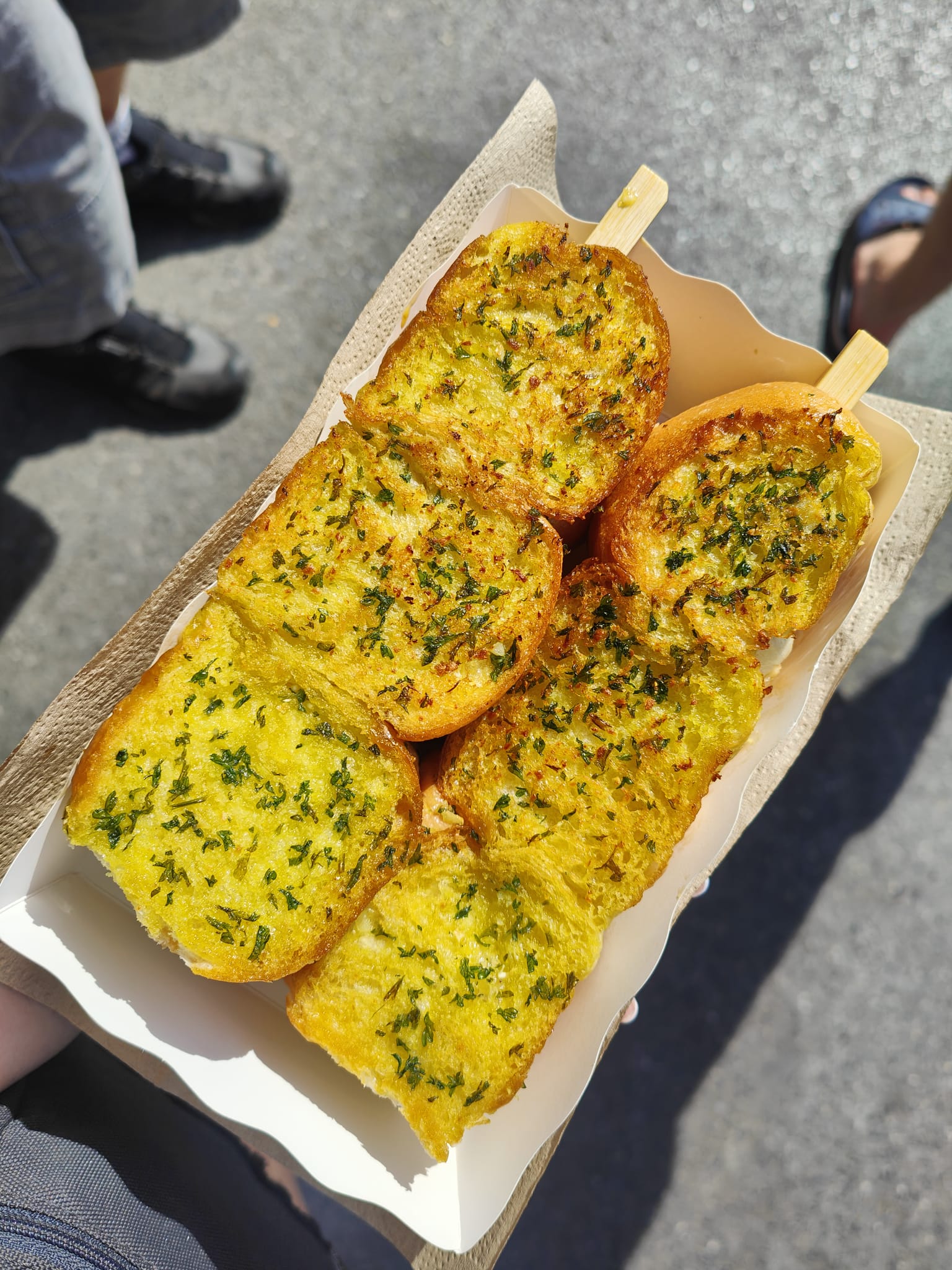 Knuspriger Garlic Bread vom Grillstand
